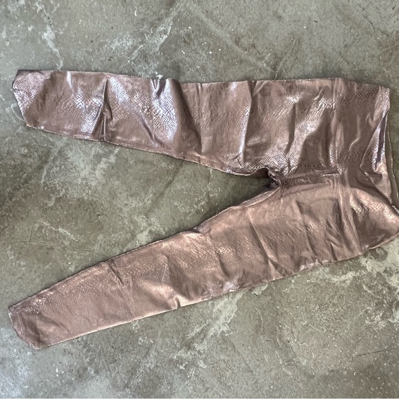 Beyond yoga tan pearlescent leopard legging - Picture 1 of 4